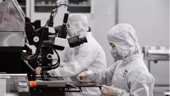 成功研制首款商用100G硅光收發(fā)芯片